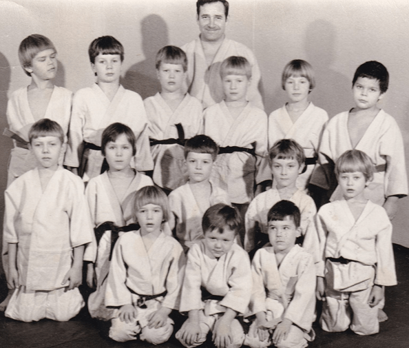 FOTO „Herik Tölpt judo trennis 1974.a.“ (fotol ülemine rida vasakult kolmas)