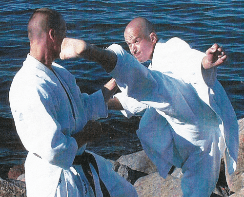 Nüke karateõpetaja Herik Tölpt tegemas kumited