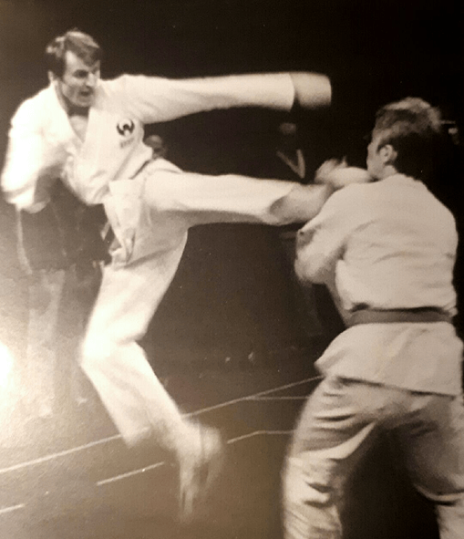 Nüke võistleja VILLU MENGEL. Kuulus eesti koondisesse kaheksal korral. NSVLi esivõistlustel 2-koht kumite’s (1980) ja 3-koht meeskondlikus kumites (1981, 1983). V. Mengel valiti 1980 aastal parimaks kumite-kahevõitlejaks Eestis.